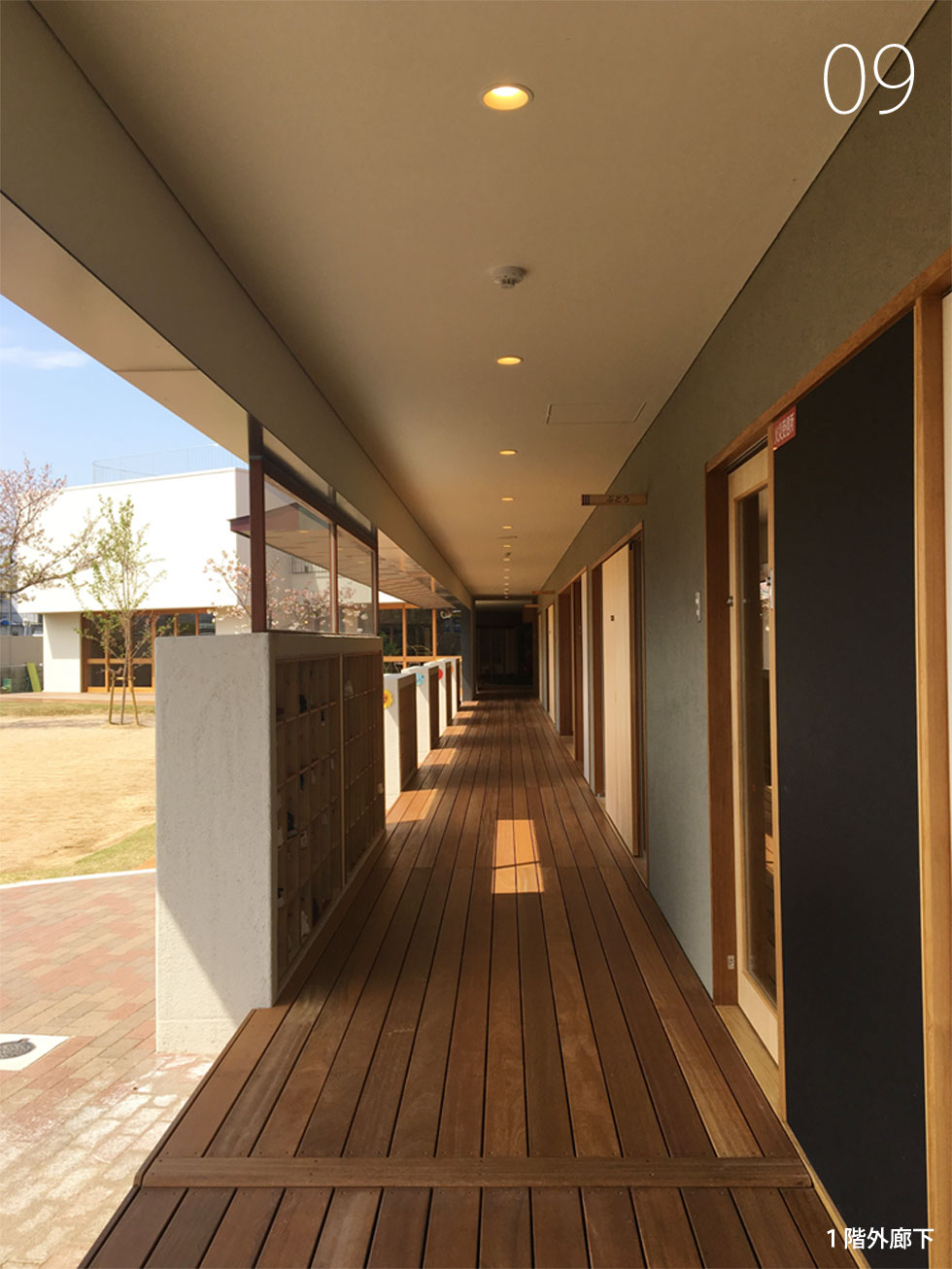 建築家　デザイン　こども園　廊下　ウッドデッキ