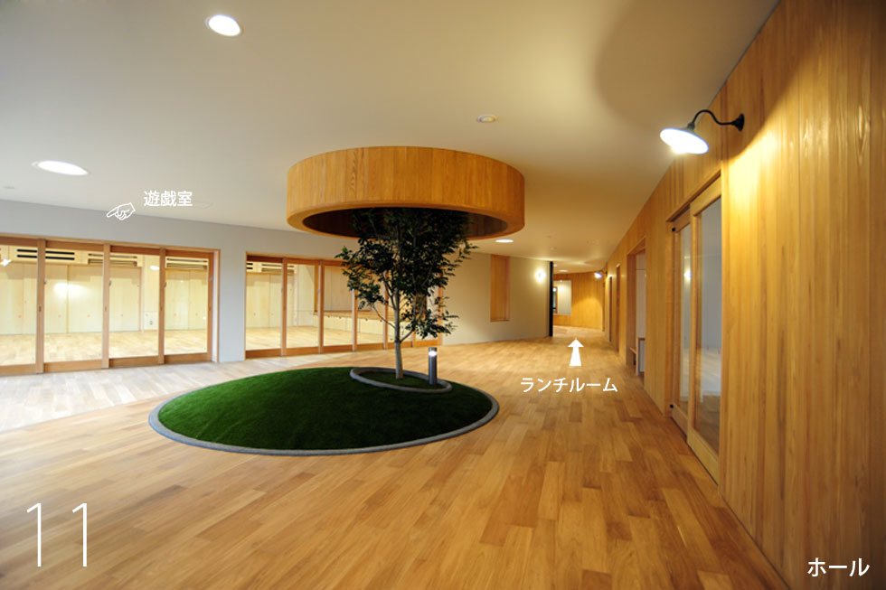 建築家　デザイン　こども園　シマトネリコ　人工芝　丘