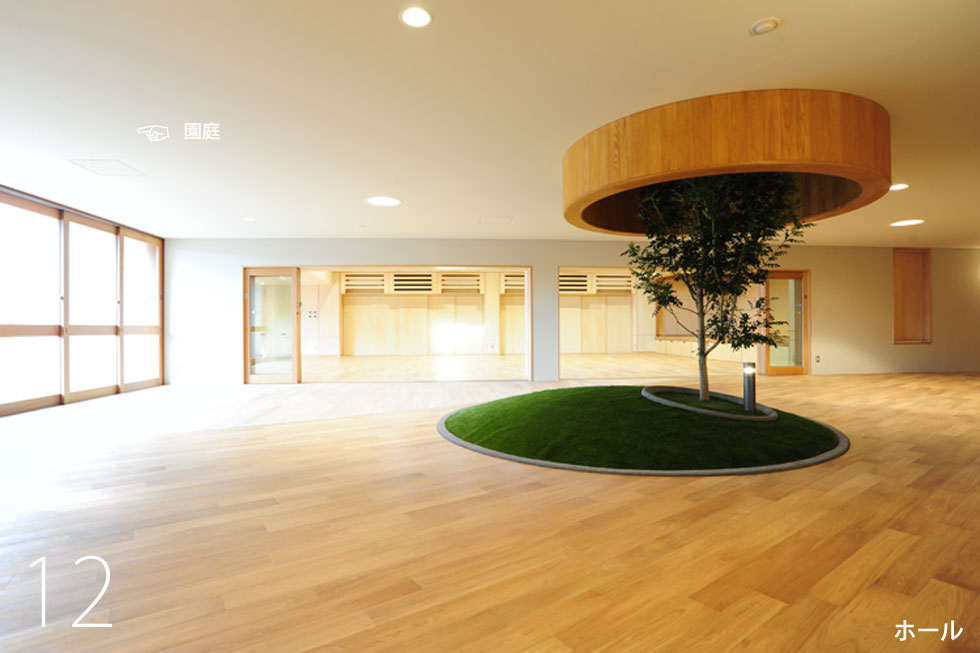 建築家　デザイン　こども園　シマトネリコ　人工芝　丘