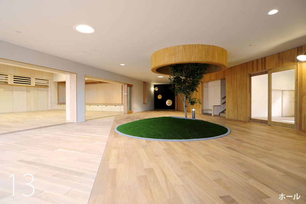 建築家　デザイン　こども園　シマトネリコ　人工芝　丘